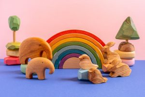 jouets pour enfants, arc en ciel et animaux en bois