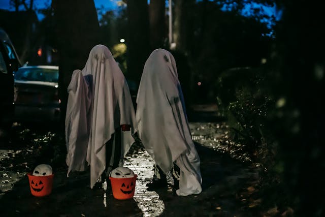 personnes déguisées en fantome pour halloween