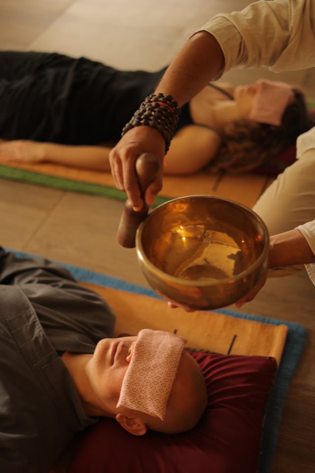 bol tibétain de sonothérapie pendant un bain sonore à Paris