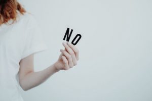 Main tenant un "no" dans la main