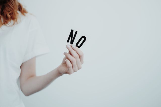 Main tenant un "no" dans la main